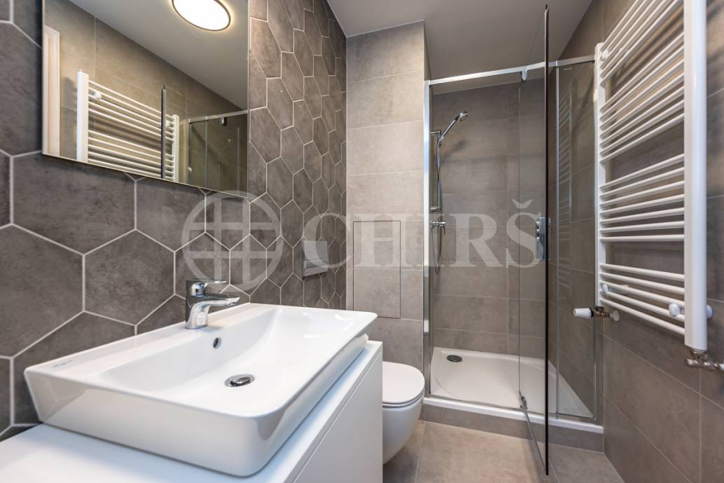 Pronájem bytu 1+kk/T + garážové stání, OV, 37m2 + 8m2 terasa, ul. Ocelářská 2625/17, P-9 Libeň Pronájem bytu 1+kk/T + garážové stání, OV, 37m2 + 8m2 terasa, ul. Ocelářská 2625/17, P-9 Libeň