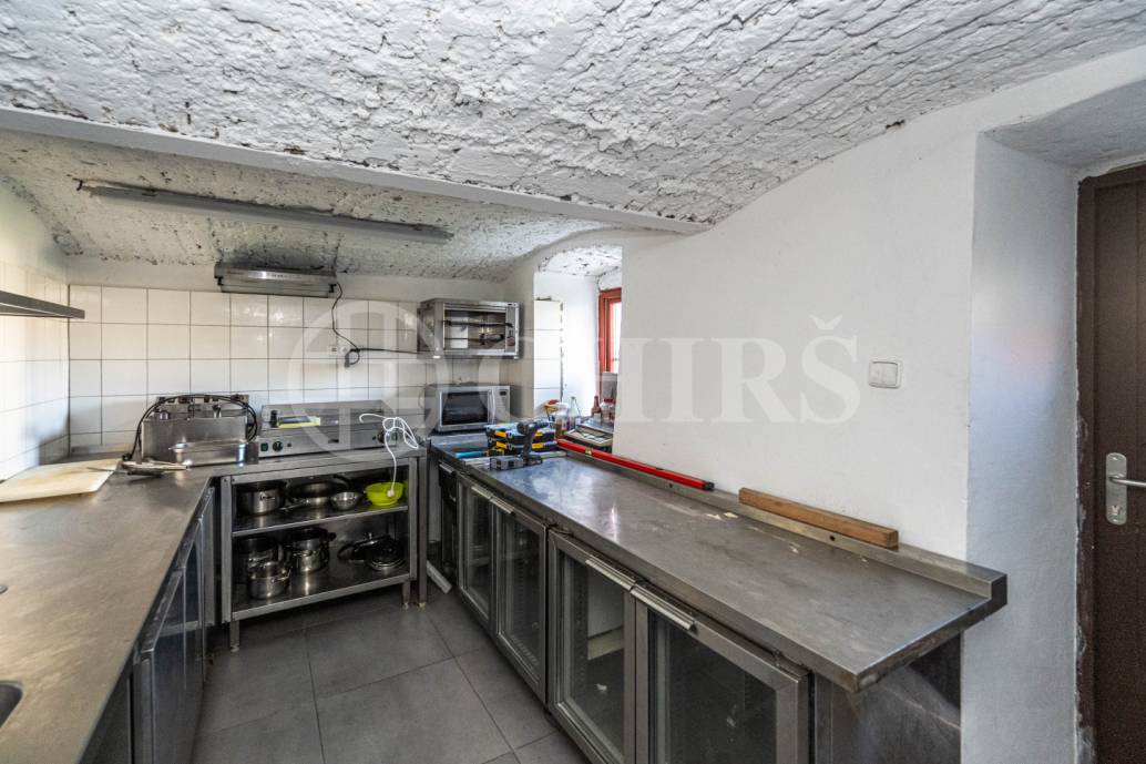 Pronájm multifunkčního  prostoru, OV, 210 m2,ul. Husovo náměstí 10, Hostivice, Středočeský kraj 