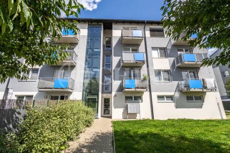 Prodej bytu 3+kk s terasou, zahradou 315m2 a dvěma parkovacími stáními , OV, 60 m2, ul. Příhodova, Chýně