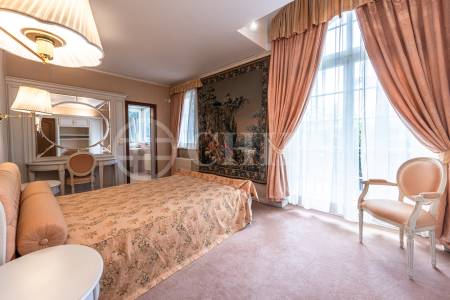 Pronájem rodinného domu 9+1 se zahradou, bazénem a garáží, OV, 390 m2, ul. Ke Školce, Průhonice, Praha-západ