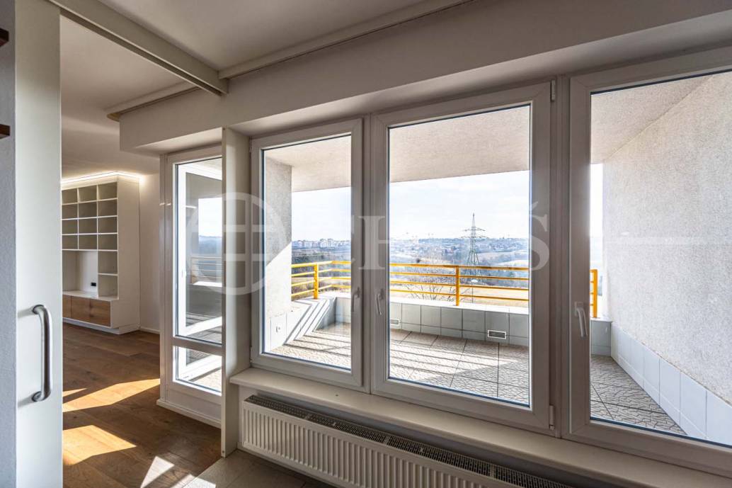 Prodej bytu 4+1 s balkonem, lodžií, sklepem a garážovými stáními, OV, 172m2, ul. Klausova 1361/13a, Praha 5 - Stodůlky