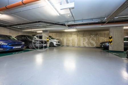 Prodej garážového stání s vlastní nabíjecí stanicí, OV, 16 m2, ul. Pod Stolovou Horou 984/7, Praha 5 - Jinonice