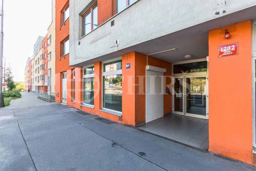 Prodej bytu 2+kk, OV, 49m2, předzahrádka s terasou 60m2, ul. Plzeňská 1282, Praha - Košíře