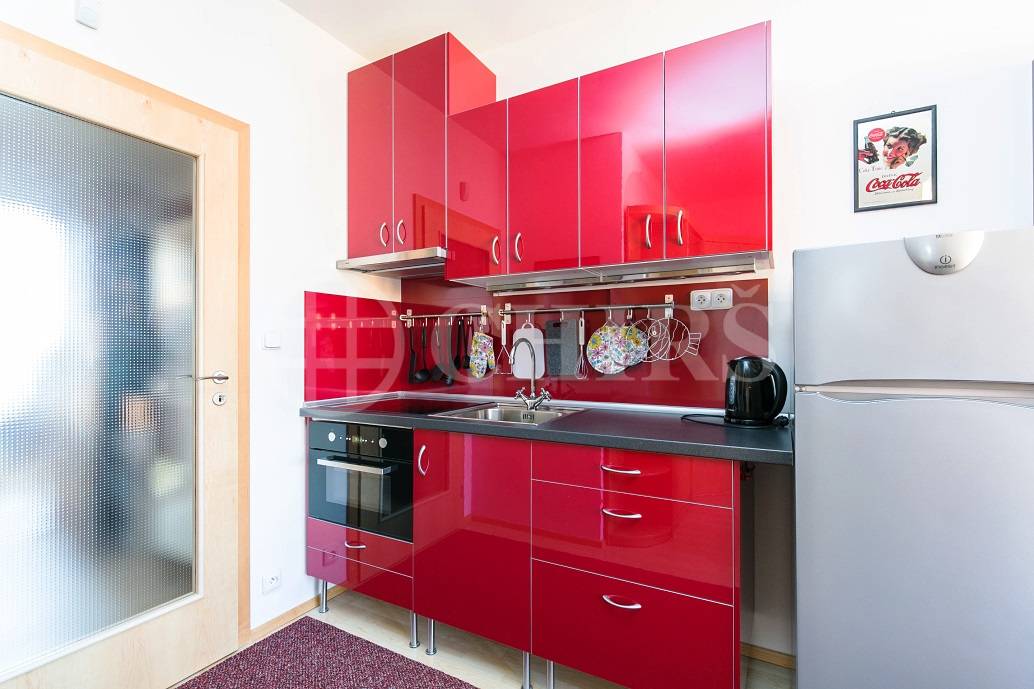 Prodej bytu 1+kk s balkonem a garážovým stáním, OV, 29,5m2, ul. Na Výrovně 2693/2, Praha 5 - Stodůlky