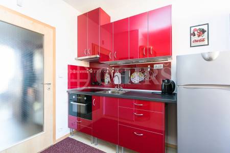 Prodej bytu 1+kk s balkonem a garážovým stáním, OV, 29,5m2, ul. Na Výrovně 2693/2, Praha 5 - Stodůlky