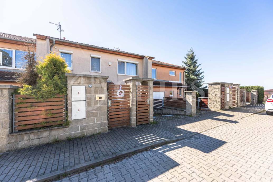 Prodej rodinného domu 5+kk s balkonem, garáží a zahradou, ul. Dělená 961/4, Praha 5 - Řeporyje