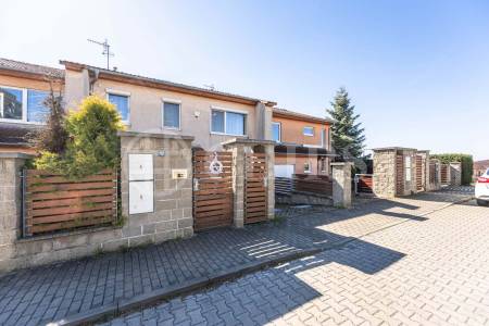 Prodej rodinného domu 5+kk s balkonem, garáží a zahradou, ul. Dělená 961/4, Praha 5 - Řeporyje