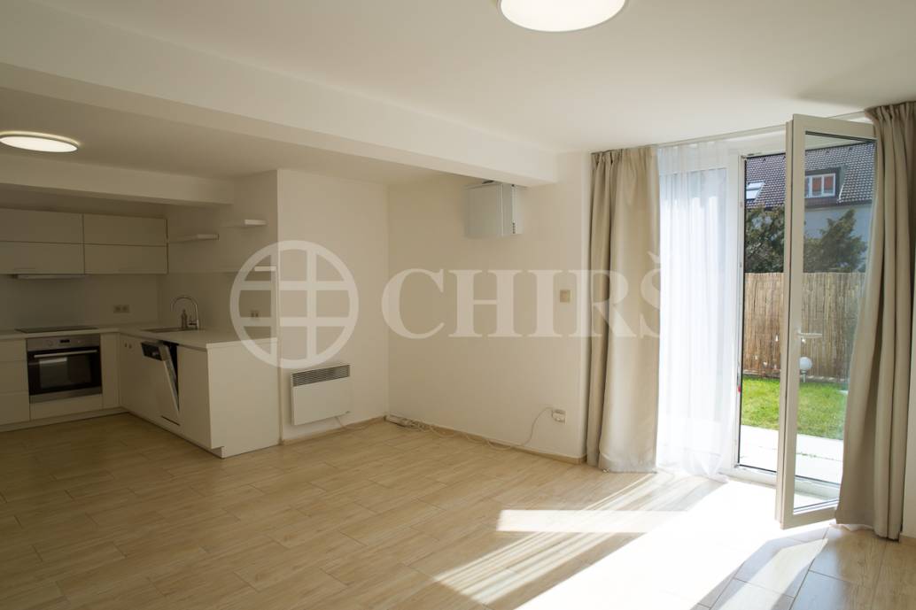 Pronájem ateliéru 2+kk s předzahrádkou a garáží, 50m2, OV, Branická 904/157, Praha 4