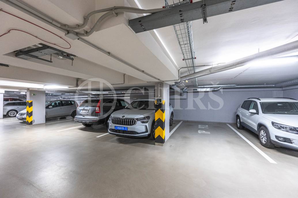 Pronájem bytu 3+kk s balkonem, lodžií a dvěma garážovými stáními, OV, 86 m², ul. Vacínovská 831/6, Praha 5 – Jinonice