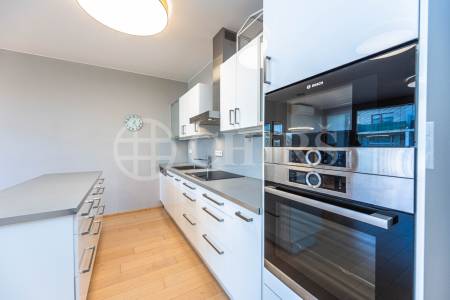 Pronájem bytu 3+kk s balkonem, lodžií a dvěma garážovými stáními, OV, 86 m², ul. Vacínovská 831/6, Praha 5 – Jinonice