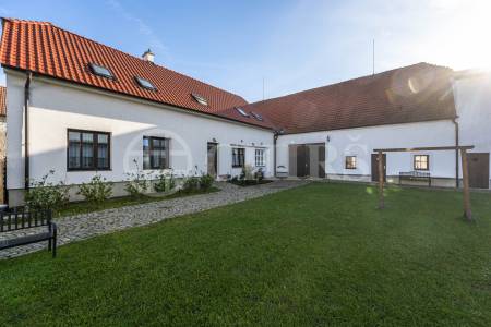 Pronájm multifunkčního  prostoru, OV, 210 m2,ul. Husovo náměstí 10, Hostivice, Středočeský kraj 