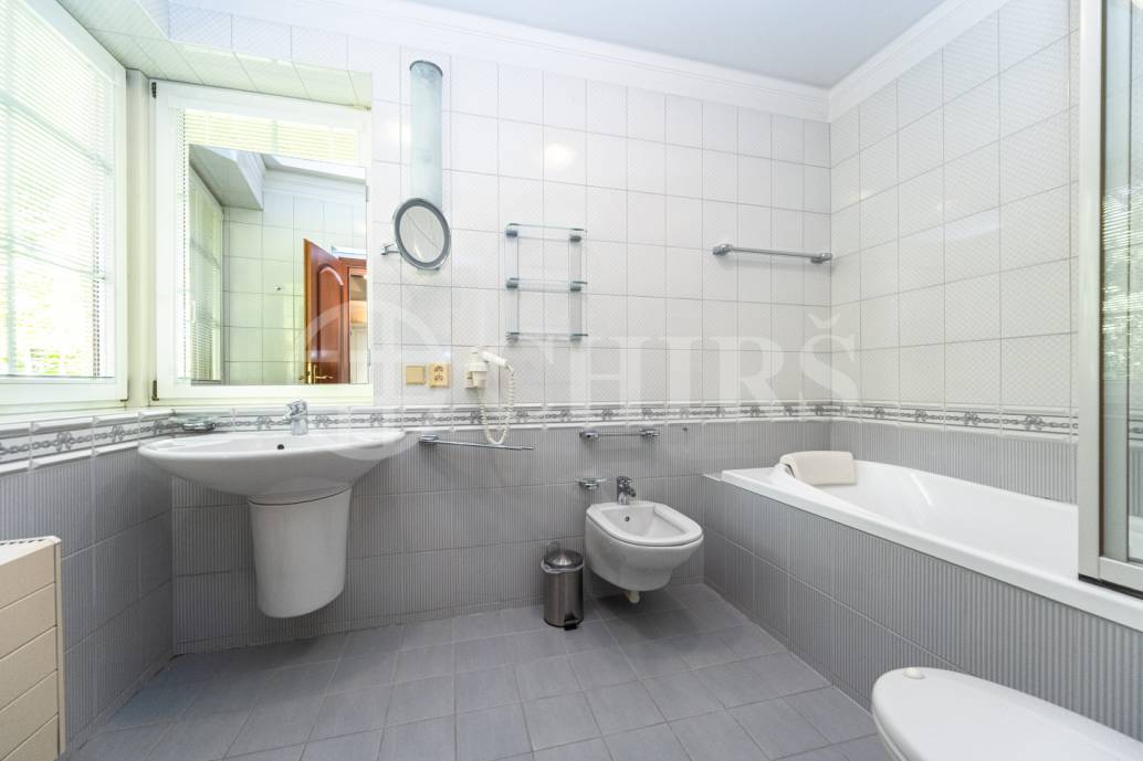 Pronájem rodinného domu 9+1 se zahradou, bazénem a garáží, OV, 390 m2, ul. Ke Školce, Průhonice, Praha-západ