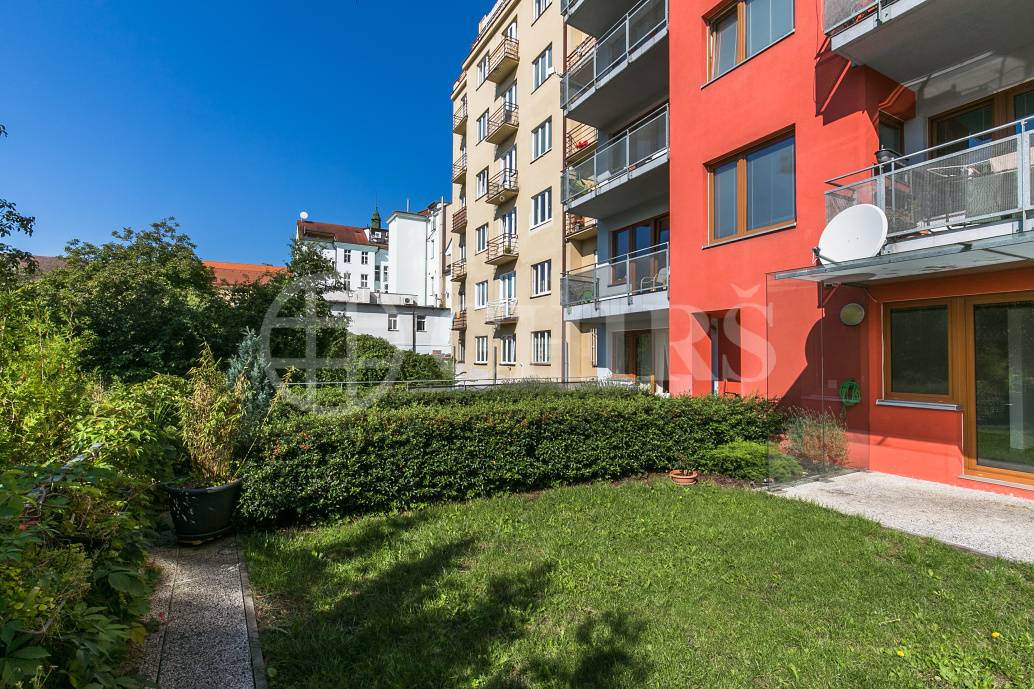 Prodej bytu 2+kk, OV, 49m2, předzahrádka s terasou 60m2, ul. Plzeňská 1282, Praha - Košíře