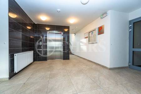 Prodej bytu 2+kk s předzahrádkou a garáží, OV, 50m2, ul. Kakosova 1189/8, Praha 5 - Řeporyje