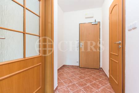 Prodej bytu 2+kk s předzahrádkou a garážovým stáním, OV, 47m2, ul. Werichova 1145/25, Praha 5 - Hlubočepy