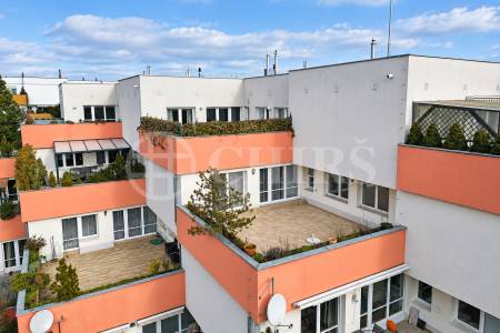 Prodej bytu 4+kk s terasou a uzamykatelnými garážemi, OV, 180m2, ul. Klausova 2559/11, Praha 5 - Stodůlky
