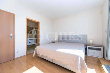 Prodej rodinného domu 5+kk s balkonem, garáží a zahradou, ul. Dělená 961/4, Praha 5 - Řeporyje