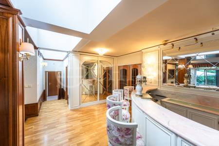 Pronájem rodinného domu 9+1 se zahradou, bazénem a garáží, OV, 390 m2, ul. Ke Školce, Průhonice, Praha-západ