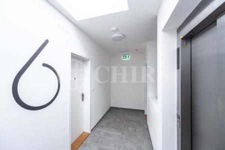 Prodej bytu 3+kk se dvěma terasami, sklepy a garážovými stáními, OV, 83 m2, ul. Hartigova, Praha 3 - Žižkov