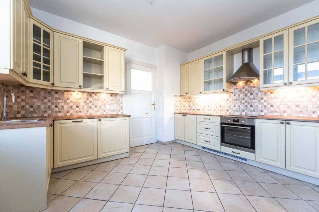 Pronájem RD 5+1 se zahradou, OV, ul. Na Ořechovce 201/20, Praha 6 - Střešovice