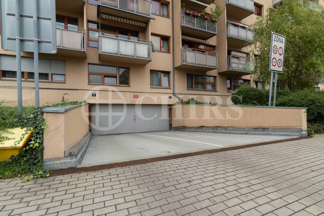 Pronájem garážového stání, OV, 18m2, ul. Štěpařská 1131/14, Praha 5 - Barrandov