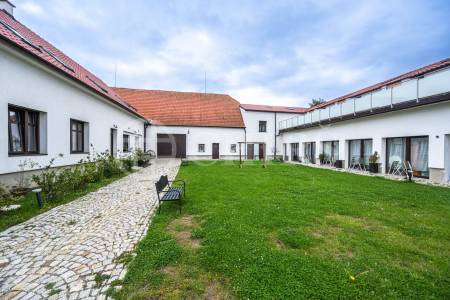 Pronájem bytu 2+kk 34 m²,ul. Husovo náměstí 10, Hostivice, Středočeský kraj