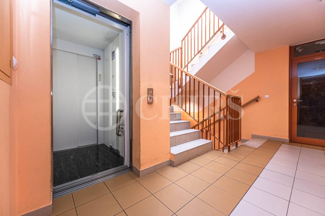 Pronájem bytu 3+kk se dvěma balkony, sklepem a garážovým stáním, OV, 94m2, ul. Schwarzenberská 708/2, Praha 5 - Jinonice