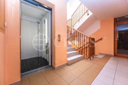 Pronájem bytu 3+kk se dvěma balkony, sklepem a garážovým stáním, OV, 94m2, ul. Schwarzenberská 708/2, Praha 5 - Jinonice