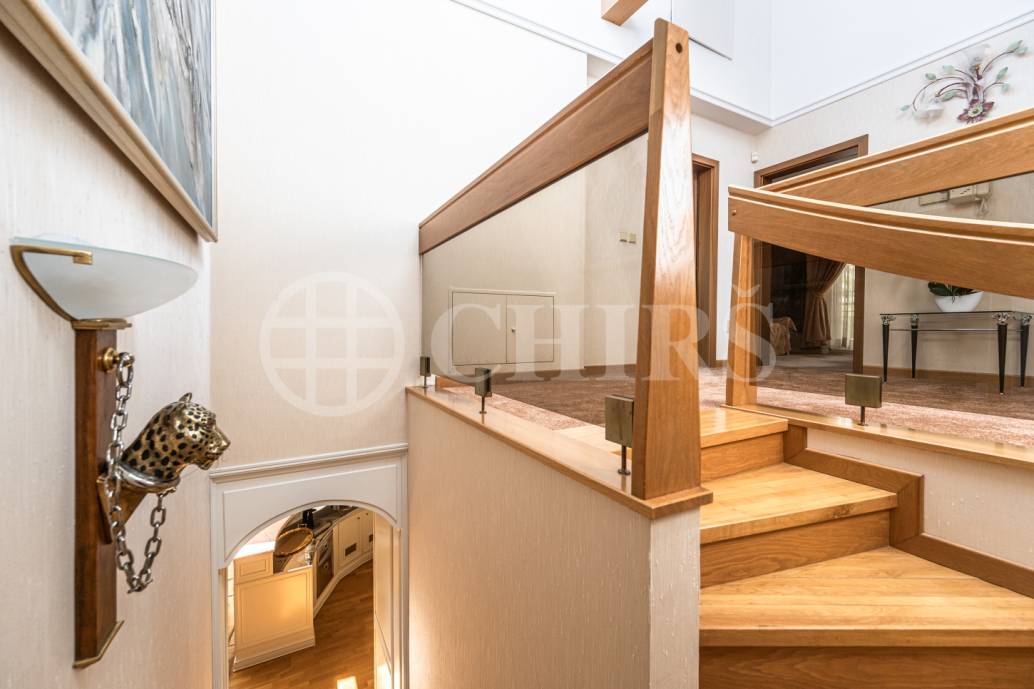 Pronájem rodinného domu 9+1 se zahradou, bazénem a garáží, OV, 390 m2, ul. Ke Školce, Průhonice, Praha-západ