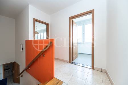 Pronájem mezonetového bytu 4+kk se dvěma terasami, OV, 109 m2, Sluneční náměstí 2560/4, Praha 5 - Hůrka