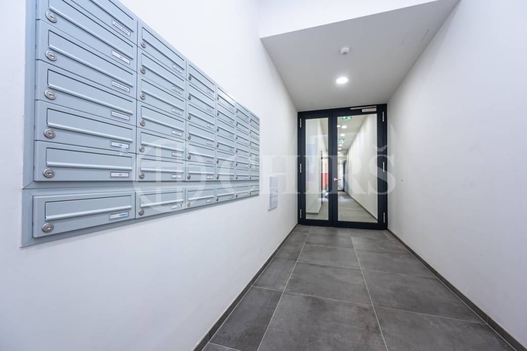 Pronájem bytu 2+kk/T + garážové stání, OV, 60m2 + 5m2 terasa, ul. Ocelářská 2625/17, P-9 Libeň Pronájem bytu 2+kk/T + garážové stání, OV, 60m2 + 5m2 terasa, ul. Ocelářská 2625/17, P-9 Libeň