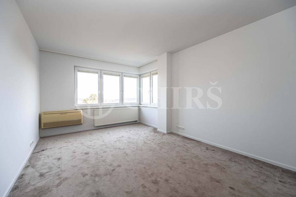 Prodej bytu 4+1 s balkonem, lodžií, sklepem a garážovými stáními, OV, 172m2, ul. Klausova 1361/13a, Praha 5 - Stodůlky