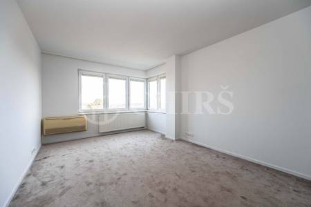 Prodej bytu 4+1 s balkonem, lodžií, sklepem a garážovými stáními, OV, 172m2, ul. Klausova 1361/13a, Praha 5 - Stodůlky