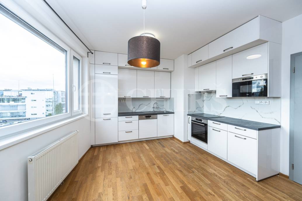 Pronájem bytu 3+kk se dvěma balkony, sklepem a garážovým stáním, OV, 81m2, ul. Pod Stolovou horou 984/5, Praha 5 – Jinonice