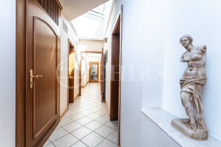 Pronájem rodinného domu 9+1 se zahradou, bazénem a garáží, OV, 390 m2, ul. Ke Školce, Průhonice, Praha-západ