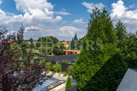 Prodej rodinného domu 5+kk s terasami, OV, 147m2, Za Fořtem 891/2, Praha 5 - Slivenec