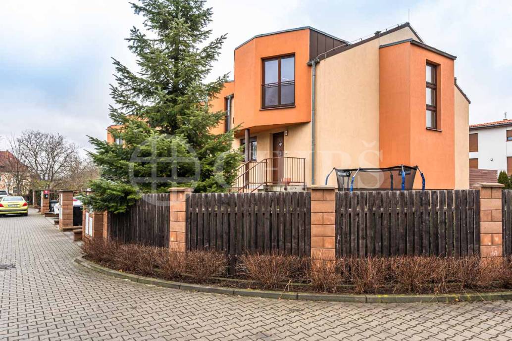 Prodej rodinného domu 5+kk s balkonem a terasou, OV, 211m2, Slavičínská 154/8, Praha 5 - Sobín
