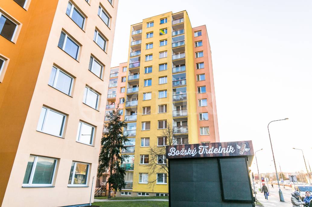 Pronájem bytu 1+1 s balkonem, OV, 44m2, ul. Bratří Venclíků 1074/10, Praha - Černý Most