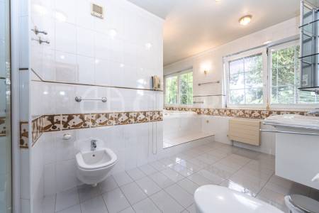 Pronájem rodinného domu 9+1 se zahradou, bazénem a garáží, OV, 390 m2, ul. Ke Školce, Průhonice, Praha-západ