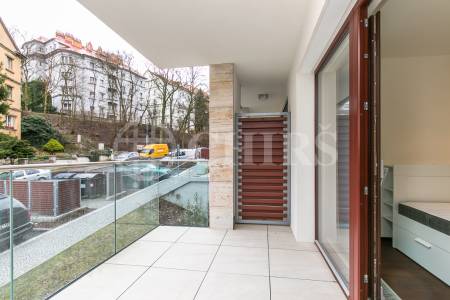 Pronájem bytu 2+kk s lodžií a garážovým stáním, OV, 66m2, ul. U Nikolajky 3325/34, Praha 5 - Smíchov