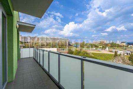 Prodej bytu 2+kk s balkonem, sklepem a garážovým stáním, OV, 68m2, ul Kakosova 1190/6, Praha 13 - Řeporyje