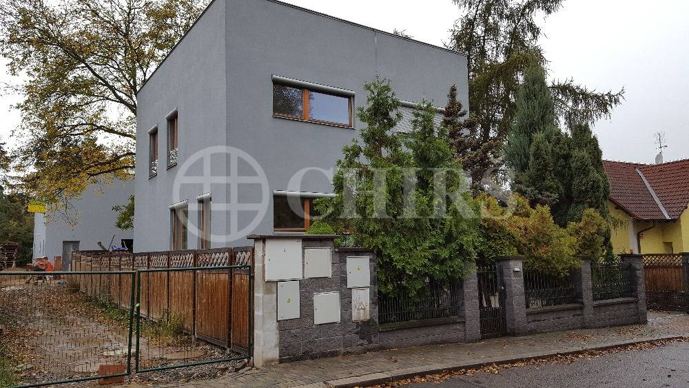 Prodej řadového rodinného domu 5+1 s garáží, balkónem a terasou, 185 m2, ul. Dačická, Praha 10 - Horní Měcholupy