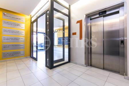 Prodej bytu 1+kk s balkonem, DV, 26m2, ul. Zakšínská 615/17, Praha 9 - Střížkov