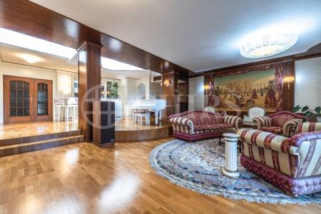 Pronájem rodinného domu 9+1 se zahradou, bazénem a garáží, OV, 390 m2, ul. Ke Školce, Průhonice, Praha-západ