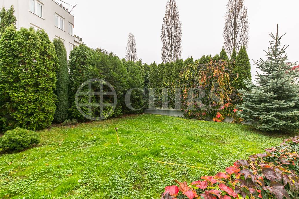 Prodej bytu 2+kk s předzahrádkou a terasou, OV, 49m2, ul. Högerova 1098/15, Praha 5 - Hlubočepy