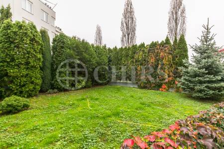 Prodej bytu 2+kk s předzahrádkou a terasou, OV, 49m2, ul. Högerova 1098/15, Praha 5 - Hlubočepy