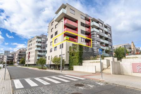 Pronájem bytu 3+kk se dvěma balkony, sklepem a garážovým stáním, OV, 81m2, ul. Pod Stolovou horou 984/5, Praha 5 – Jinonice