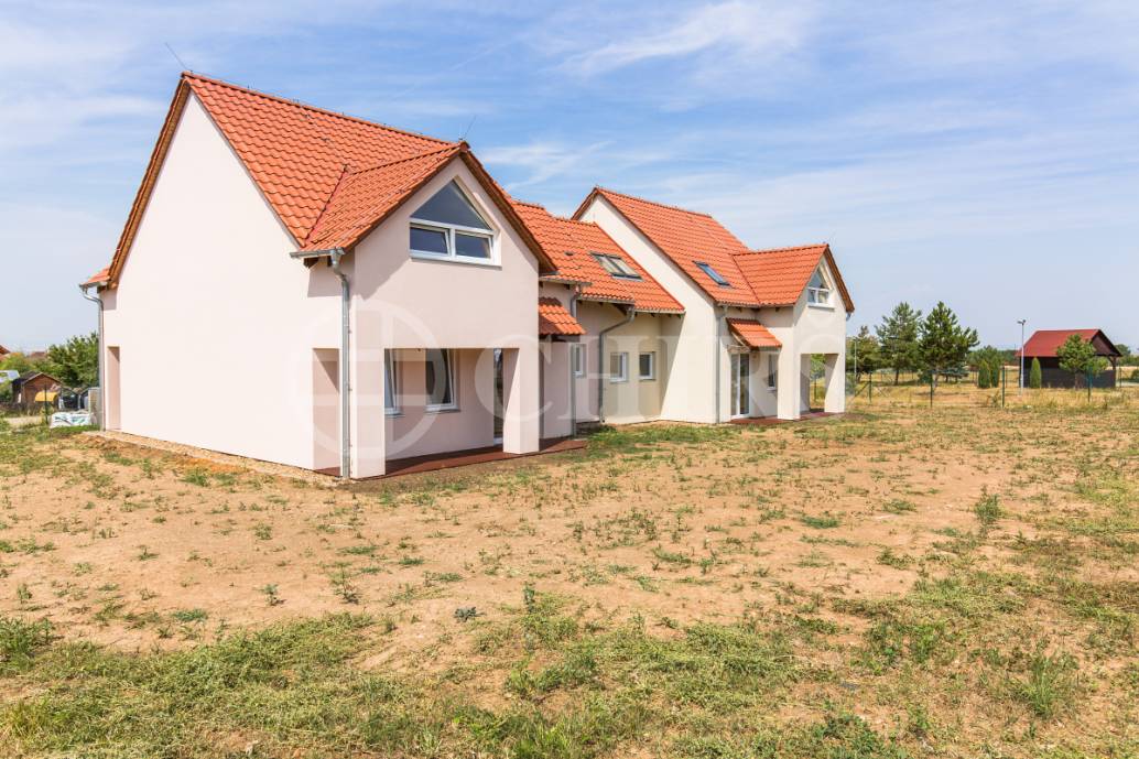 Prodej rodinného domu 5+kk s terasou a garáží, OV, 150m2, Holubice - Kozinec, Praha - západ