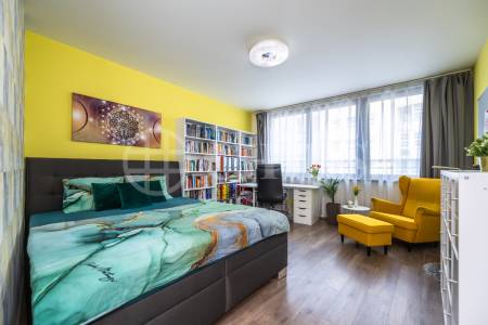 Prodej bytu 3+kk/L, sklep, garáž, OV, cca 100m2 vč. lodžie a sklepa, ul. Sokolovská 1019/312a, P-9