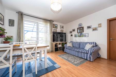 Prodej bytu 3+kk s terasou, zahradou 315m2 a dvěma parkovacími stáními , OV, 60 m2, ul. Příhodova, Chýně
